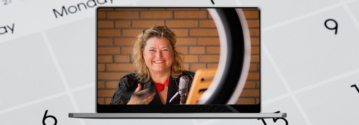 Birgit Gosejacob on a laptop screen, like during an online meeting. Part of the ringlight and external microphone are shown. Background: calendarpage